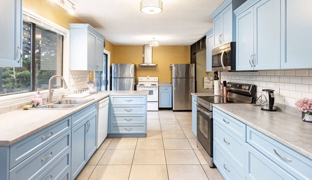 Stunning Nautical 6BED Family Home in Nanaimo