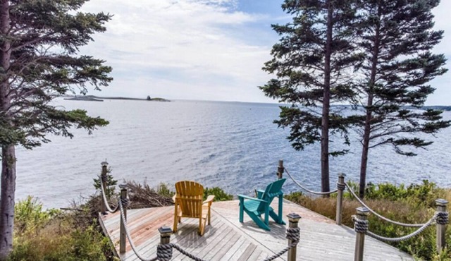 Stunning Ocean Front cottage, minutes from the beach