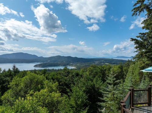 Stunning Sunsets, Luxe Lodging, Sauna and Spa in Eastsound