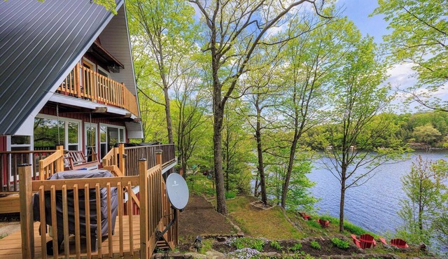 Stunning Waterfront Chalet on Bob's Lake | Deep Water + Breathtaking Views