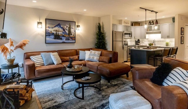 Stunning Whistler Upper Village 3BR: Sleeps 5, Patio+ BBQ,Free Parking & Near Lakes!