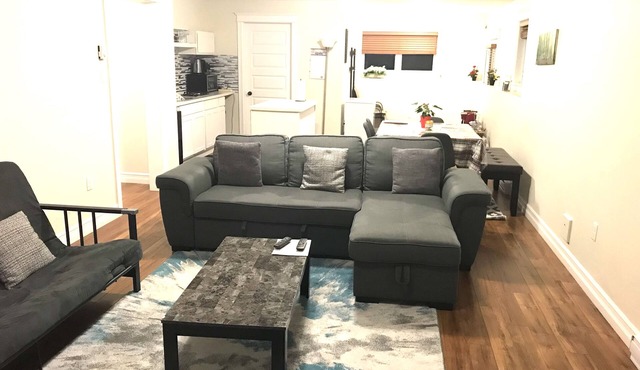 Stylish 1BR unit in Bedford, only 15 min to downtown Halifax. Near shopping area