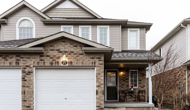 Stylish 2-Bedroom Guest Unit for 4 people in Central Location, Affordable Rates