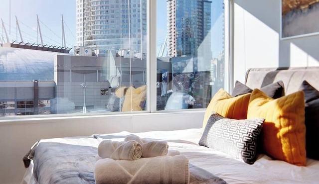Stylish 2BD Condo in Downtown with Marina View