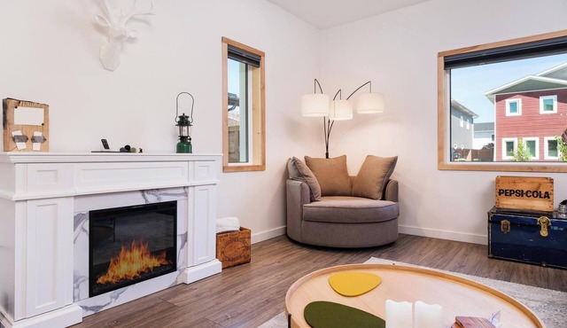 Stylish 2BR, 2.5BA house w/movie room, patio, BBQ + fire pit. Lovely + quiet.