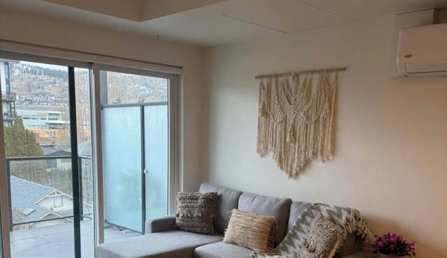 Stylish 2BR Condo in South Kelowna with Pool & Balcony