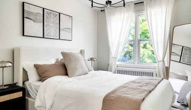 Stylish 2BR – Near Queen’s, Hospitals & Lake Ontario