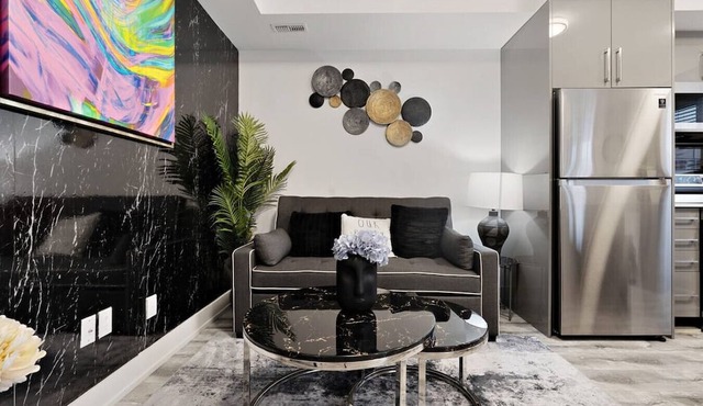 Stylish 2BR Suite Located 7 Mins From the Falls and Sleeps 6 guests