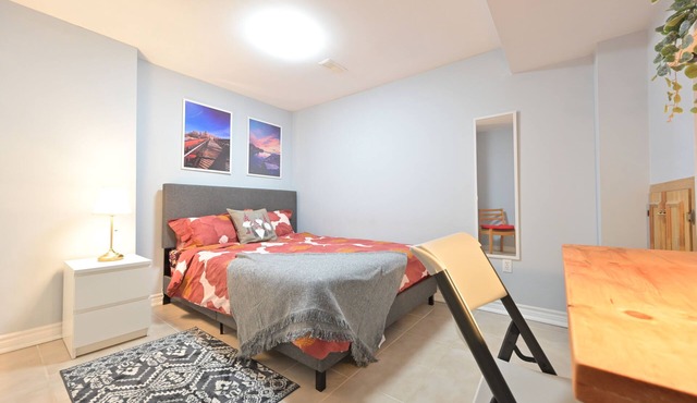 Stylish 2BR: w/free parking & streaming!
