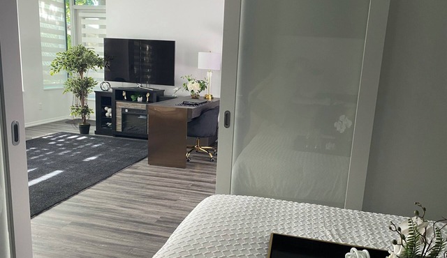 Stylish 3-bed Toronto Waterfront Suite. 15 minutes from Union Station