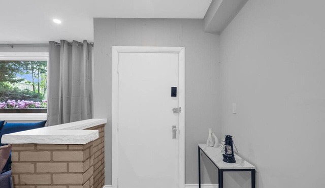 Stylish 3 BR Apt w/Free Parking, Wifi & Patio