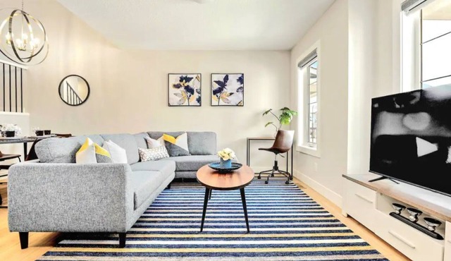 Stylish 3BR Townhouse by Airport~10% off on weekly & 15% off on Monthly stays!