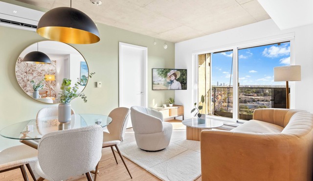 Stylish brand new 2 bed, 2 bath Apartment in Griffintown. 31 night minimum.