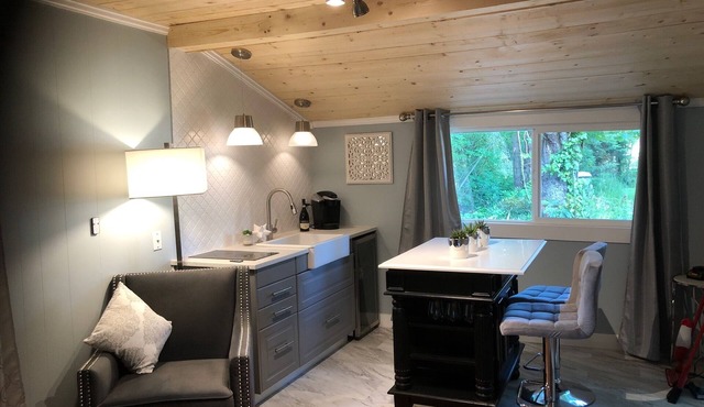 🌿 Stylish Cottage with Private Yard and all the Amenities.
