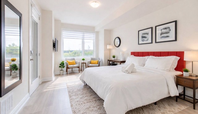 Stylish Oakville Studio! Work Desk + WiFi +Free Parking + Pet Friendly