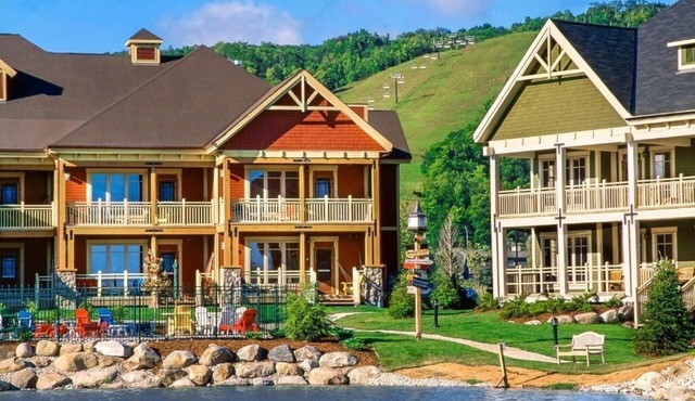 Stylish Room Near Blue Mountain Village with Fireplace, Balcony & Kitchen
