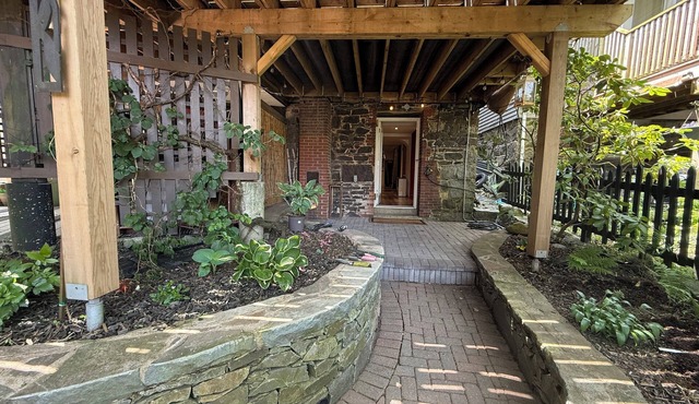 Stylish unit in Victorian house located on South Park Street. Private Garden.