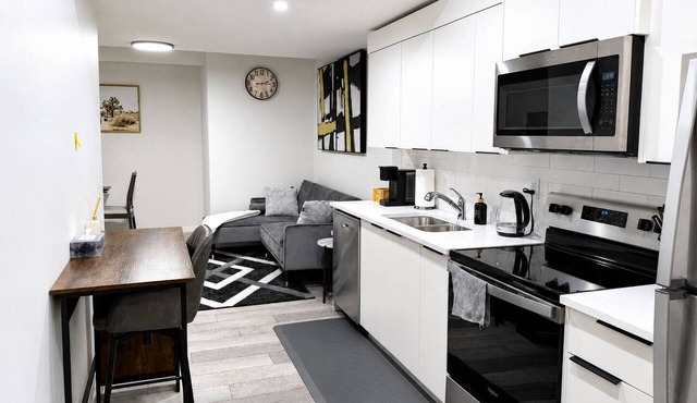 Stylishly furnished 2 bedroom suite near YYC Airport