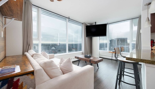 Sub-Penthouse Condo with Jacuzzi, Pool, Sauna & Gym