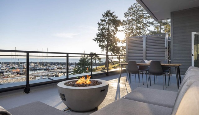 Suite #206 - Contemporary Oceanfront Accommodation