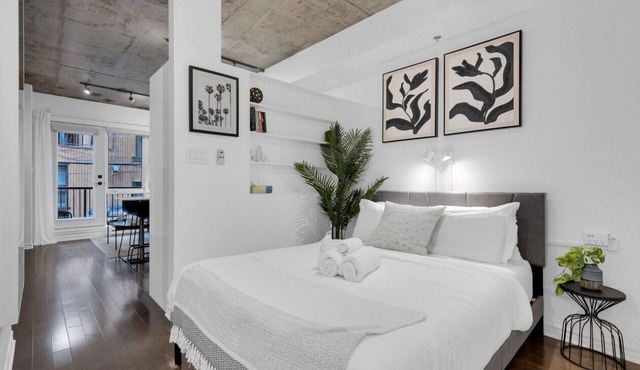 Suite 206 Downtown Montreal | W/Balcony, Queen Bed, Sofa Bed, Parking & 65` TV