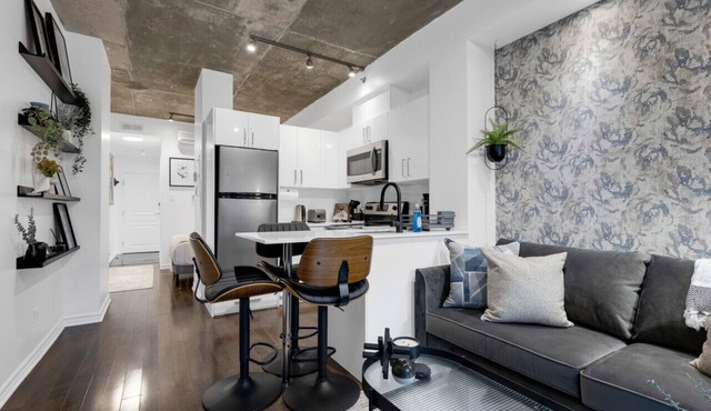 Suite 407 Downtown Montreal | W/Balcony, Queen Bed, Sofa Bed, Parking & 55` TV