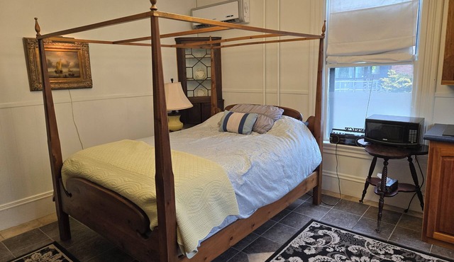 Suite B Downtown Liverpool studio apartment with WiFi and AC ; pet friendly in Liverpool