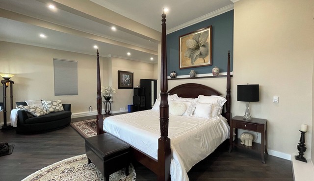 SUITE - LUXURIOUS & TRANQUIL WATERFRONT WALKOUT, WITH STUNNING VIEWS & GARDENS