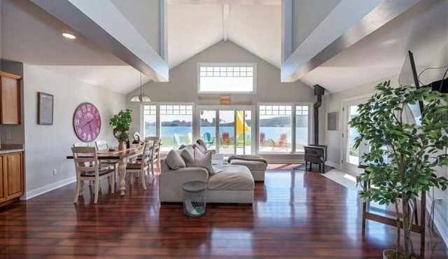 Summer Ready: Private 4BR Lakefront Cottage in Barry's Bay