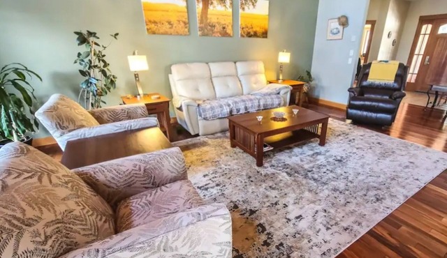 Sunny Executive Home w/Private Hot Tub! Sleeps 8! Central Location.