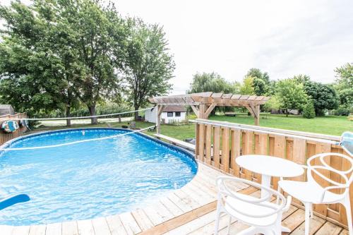 Sunny Shores Getaway 3BR2bApool