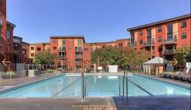 Sunny Side Condo w/pool - 5 min walk to the beach