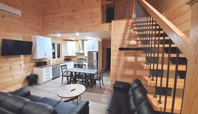 Sunset Chalet # 3: Super Chalet 4 Bedrooms Sleeps 8, 2 Full Bathrooms-Kitchen