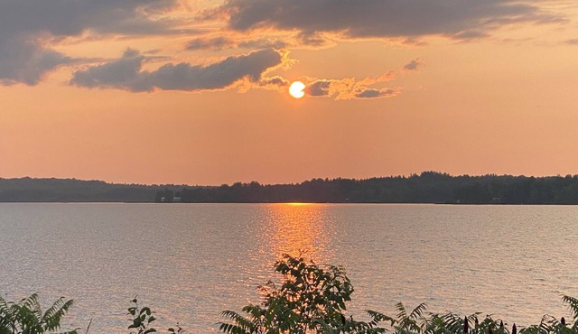 Sunset Haven in Charming Cottage Bungalow on Peaceful Wasi Lake in Astorville
