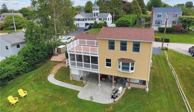Sunset View Roof Deck, Huge Patio, 3 Level Home, Walk to Roger Wheeler Beach! in Narragansett