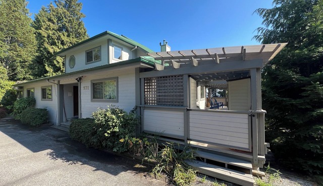 Sunshine Coast water view family home, steps to beach, 5 minute drive to Gibsons