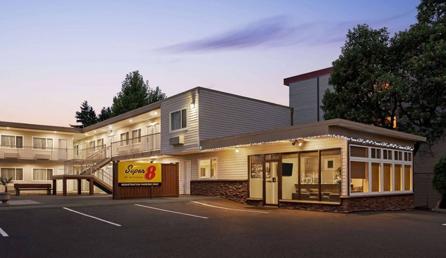 Super 8 by Wyndham Courtenay
