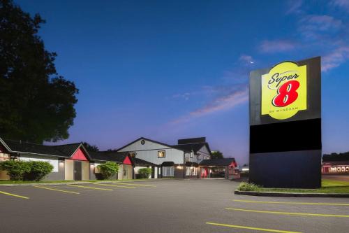Super 8 by Wyndham Gananoque - Country Squire Resort