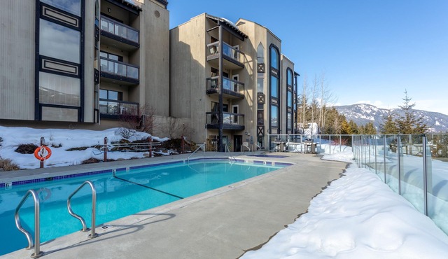 SUPER SUMMER GETAWAY Views + POOL + HOT TUB (WD, FP)