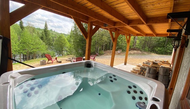 Superb log cabin with unique scenery and spa! in Lac-aux-Sables