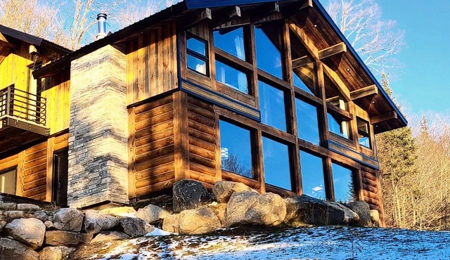 Superb luxury chalet lost in the forest, with spa, fireplace and lake view! in Wentworth-nord