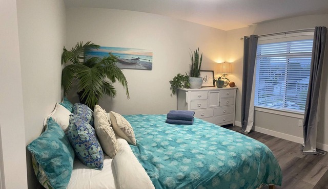 SUPREME LOCATION, Right Downtown Walk to Beaches & Restaurants. Tranquil Patio