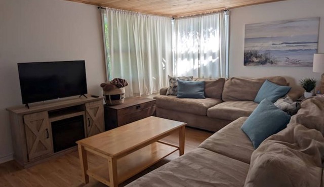 Suzy's Beach House (Walk to Beach)