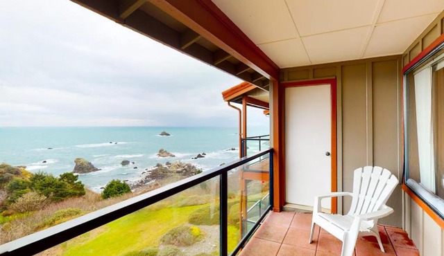 Sweeping Oceanfront Views Await Tranquil Condo with Balcony Beach Access W&D in Brookings