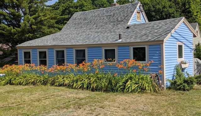 Sweet Island Cottage- 3 minute walk to beach