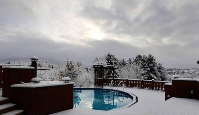 Swiss Chalet with outdoor spa in Sainte-Brigitte-de-Laval