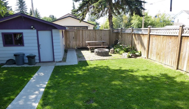 Sylvan Lake cottage near the beach