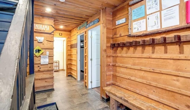 "Tequila Sunrise" Big Space-Lots of Fun + HotTub (Natural Gas) in The Blue Mountains
