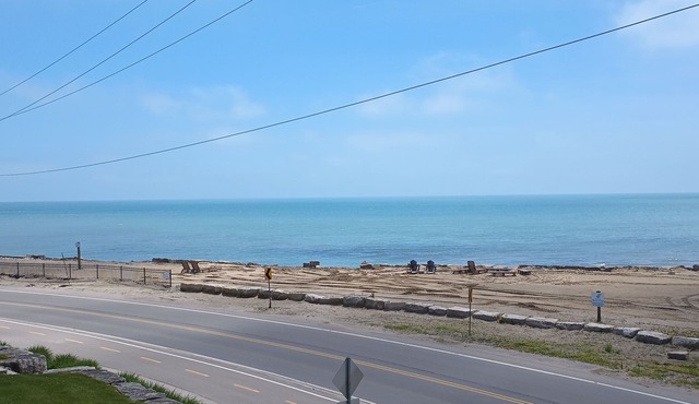 That's the Lake view ! 3bed 3bath - 1 King, 2 Queens 82" TV for evening Movies