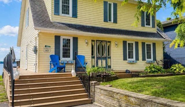 The Big Yellow House - Lake Couchiching Waterfront close to Webers
